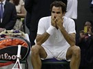 NEMَU UVIT. Roger Federer si vychutnává pocity po sedmém wimbledonském...