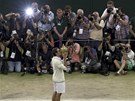 PÓZA. Roger Federer pózuje fotografm se svou sedmou wimbledonskou trofejí.