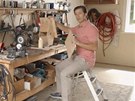 Doug Pitt v reklam pedvádí, jak vyrábí ptaí budku.
