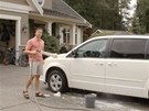 Doug Pitt v reklam myje svj "sporák".