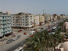 Hlavní nákupní ulice Sheraton road v Hurghad. Po setmní se na ulici vyrojí