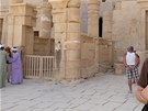 Vlevo se Egypané snaí pesvit turistku, e jí v chrámu bohyn Hatepsut