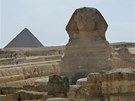 Vlevo od Sfingy se Egypťané snaží přivydělat tím, že radí turistům, jak se...