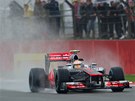 DOMÁCÍ MILÁEK. Lewis Hamilton z týmu McLaren pi tréninku na okruhu v