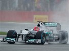MILOVNÍK MOKRA. Michael Schumacher z týmu Mercedes pi tréninku na okruhu v