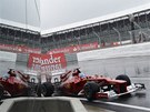 HVZDA V ZRCADLE. Fernando Alonso z týmu Ferrari pi tréninku na okruhu v