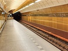 Nástupit stanice s typickým lutým osvtlovacím tlesem pro trasu metra B