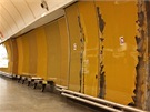 Stav obkladového skla Connex se zlatou fólií prozrazuje patný technický stav