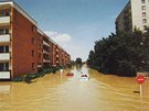Povodn v Otrokovicích v roce 1997. Na snímku lun plující po tíd Spojenc.
