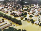 Povodn v Otrokovicích v roce 1997. Letecký snímek zaplaveného msta.