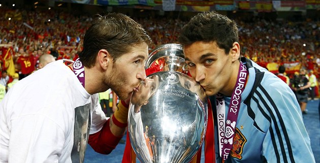 POLIBEK NA TROFEJ. Španělští fotbalisté Sergio Ramos (vlevo) a Jesus Navas
