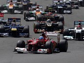 ODSTARTOVNO. Fernando Alonso z Ferrari najd jako prvn do zatky po startu