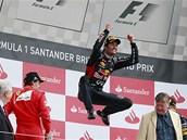 VBUCH RADOSTI. Mark Webber z Red Bullu ske radost na stupnch vtz pot,...