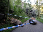 U koupalit Dbán v Divoké árce spadly na cestu dva asi metrové kameny.