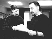 Jan Fišar (vpravo) s režisérem Radovanem Lipusem zkoušejí v prosinci 2000 hru