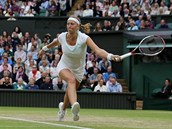 J TO ZVLDNU. Petra Kvitov ve tvrtfinle Wimbledonu.