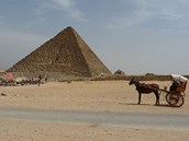 Dotěrní prodejci před Menkaureovou pyramidou čekají na další turisty.