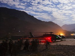 Dva vrtulníky Blackhawk z 82. bojové letecké brigády nabírají pasaéry. Odvezou...