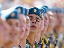 Bloruský vojín plní rozkazy bhem pehlídky poádané v hlavním mst Minsku u...