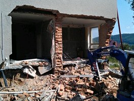 Zásah hasičů u zavaleného při zřícení domu v Hranicích.