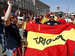VLAJKY V ULICÍCH. Španělští fanoušci v dobré náladě pochodují Kyjevem před
