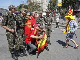 NA PAMÁTKU. Fanoušci Španělska se v Kyjevě fotí s místními vojáky v den