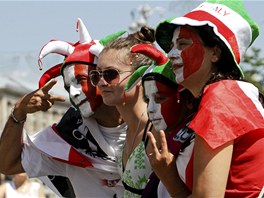 POHÁR BUDE NÁŠ! Fanoušci Itálie pózují fotografům před začátkem finálového