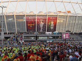 NARVÁNO. Fanoušci Itálie a Španělska stojí fronty před branami stadionu v