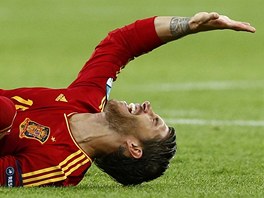 JAUUU! Španělský obránce Sergio Ramos se drží za nohu po jednom z tvrdých