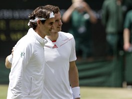 MUI V BÍLÉM. Roger Federer a Andy Murray spolen pózují fotografm ped...