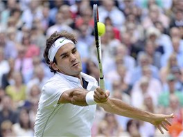 FORHEND. Roger Federer má míek na raket bhem finále Wimbledonu proti Andymu...