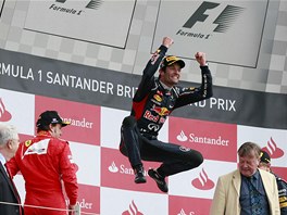 VÝBUCH RADOSTI. Mark Webber z Red Bullu skáe radostí na stupních vítz poté,...