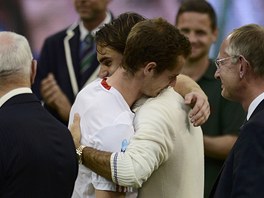 NEBOJ, VYHRAJE JINDY. Roger Federer utuje smutnho Andyho Murrayho po finle