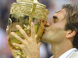 A JSI ZASE MOJE. Roger Federer se raduje, znovu získal trofej pro...