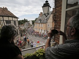 VYFOTÍM SI VÁS. Fanouci sledují pátou etapu Tour de France pímo z balkonu...
