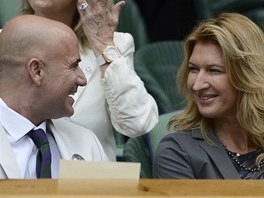 TENISOVÁ LECHTA. Wimbledonská utkání shlédli ve stedu také manelé André...