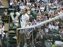 ALE NE! Andy Murray se zlob ve tvrtfinle Wimbledonu.