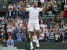 RADOST. Jo-Wilfried Tsonga slav postup do semifinle Wimbledonu.