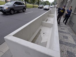 Praha 5 rozmisuje na chodnky na Smchov ob betonov kontejnery.