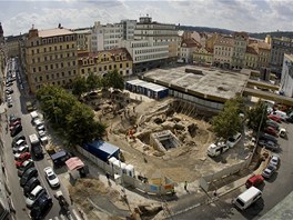 Z rznch dvod se stavba vrazn zpozdila, a tak se zan a te. Hotovo m