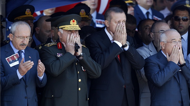 Pedstavitel Turecka na pohbu sestelench pilot. Zleva: vdce opozice Kemal Kilicdaroglu, nelnk generlnho tbu Necdet Ozel, premir Tayyip Erdogan a pedseda parlamentu Cemil Cicek. (6. ervence 2012) 