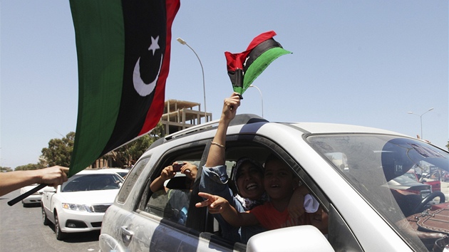 Libyjci v Benghází slaví poté, co hodili lístky do volebních uren pi prvních