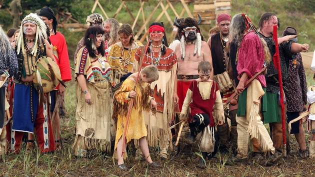 Indiáni se na Poslední indiánské války pořádně vyšňořili. Březno u Chomutova (7. července 2012)