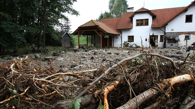 V Kocourov lidé v tchto dnech místo odpoinku uklízejí po povodních.