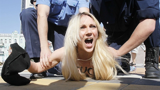 NECHTE M BÝT! Policisté v Kyjev zasahují proti lenkám hnutí Femen.