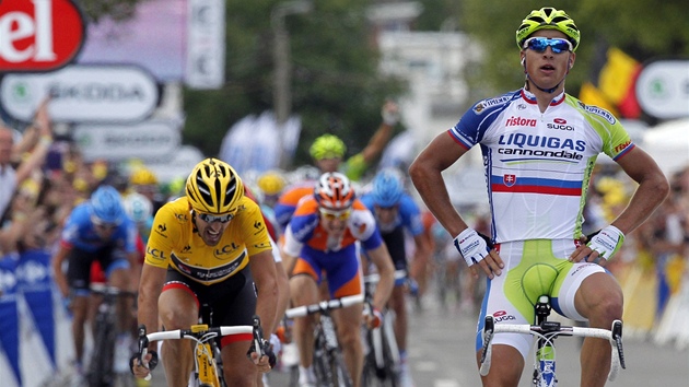 TO BYLA POHODIKA. Slovensk cyklista Peter Sagan zvtzil v prvn rovinat etap leton Tour de France. A pi prjezdu clem s rukama v bocch vypadal, e se na vtzstv ani moc nenadel.