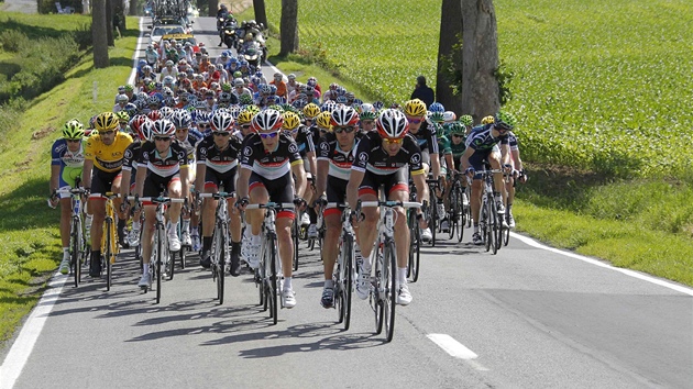 HEZKY POHROMAD. Peloton na trati první etapy Tour de France, která vedla z