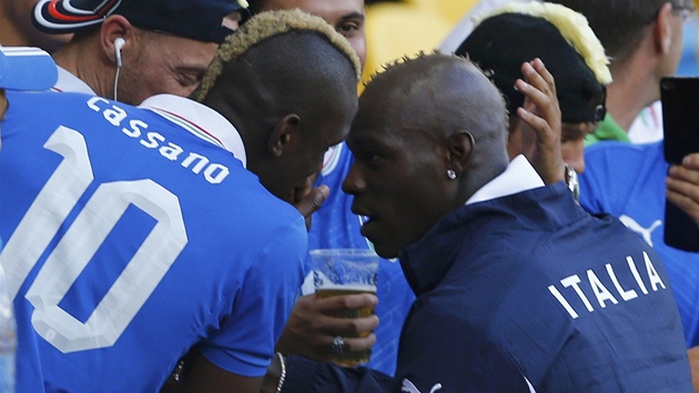 ROZPOLCENÝ FANOUEK. Mario Balotelli se baví s italským fanoukem, který má na