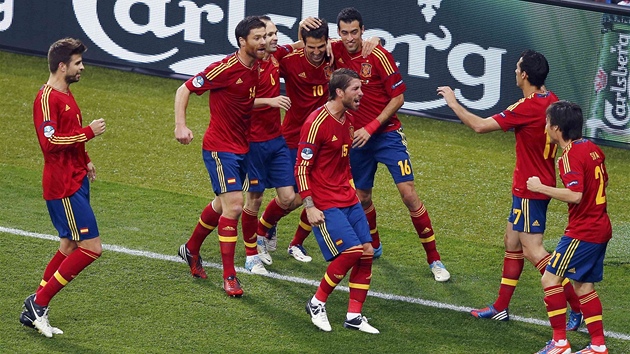 HURÁ, VEDEME! Španělé slaví, po čtrnácti minutách je ve finále mistrovství Evropy poslal do vedení David Silva (úplně vpravo)