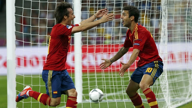 TO JSME TO VYMYSLELI! David Silva (vlevo) běží poděkovat Cescu Fabregasovi za gólovou přihrávku, po které poslal Španělsko do vedení.